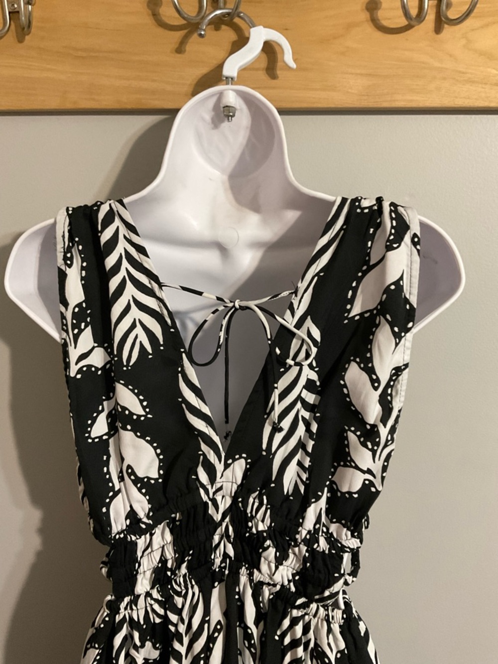 NWT Indulge in Style Black & White Leaf-Print V-Neck Maxi Dress Medium - Picture 4 of 8